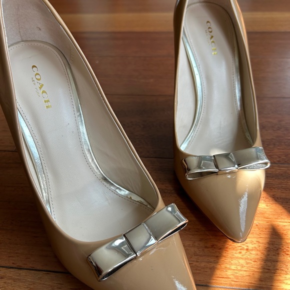СOACH Women Nude Patent Leather With Silver Bow Heels Pumps Shoes Size 7.5 - Picture 2 of 7